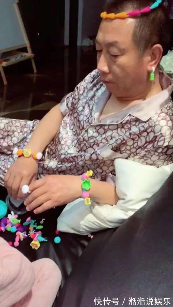 表情|爷爷被孙女打扮成贵妇,表情逗乐众人,网友同款爷爷