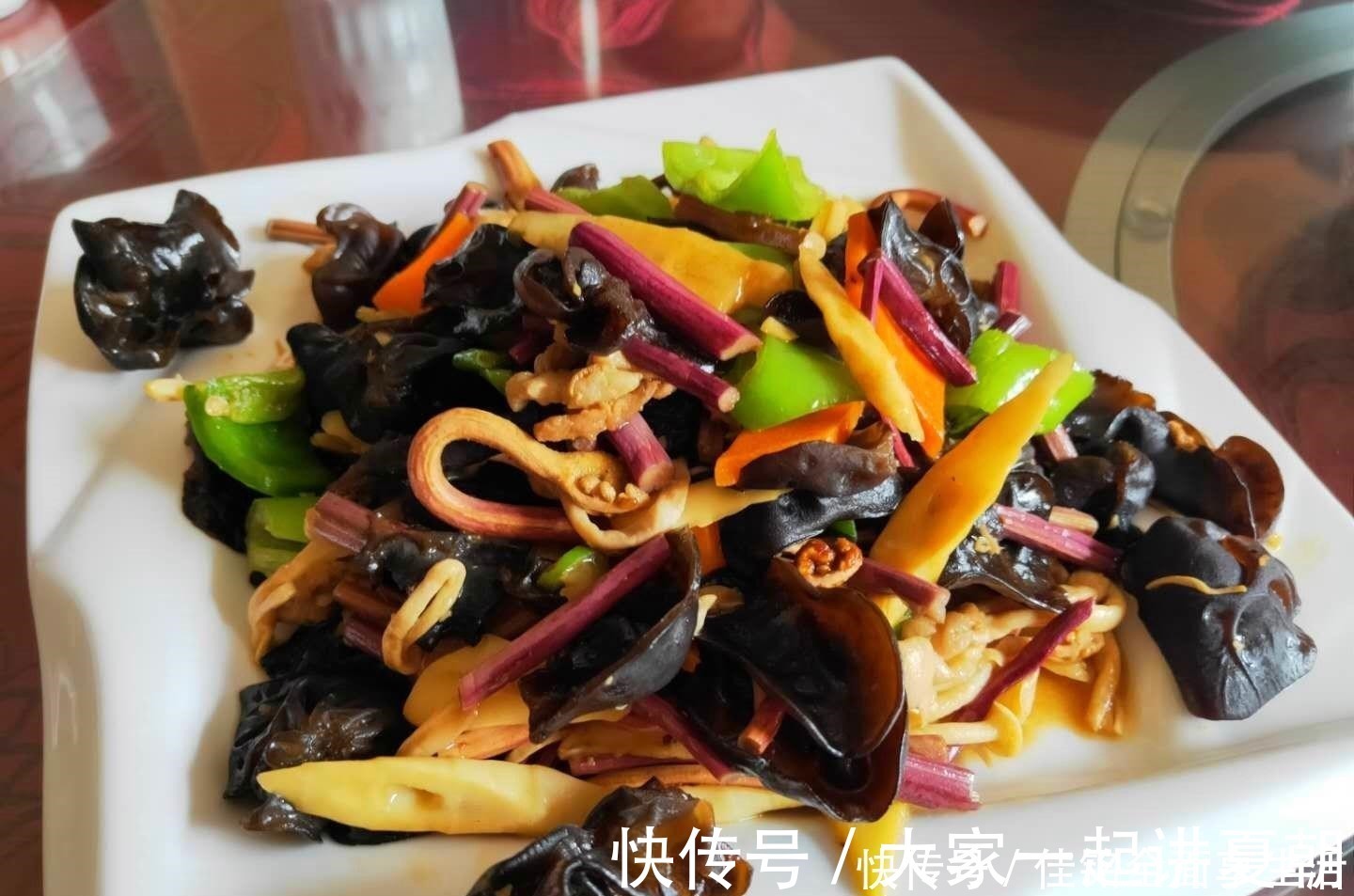 假期|假期，请南方同学吃饭，10个人8道菜，同学北方菜都这么硬吗