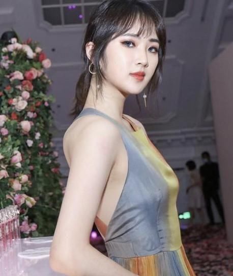 黃曉明|《中餐廳》第一位到場的新人姚安娜，來頭可不小