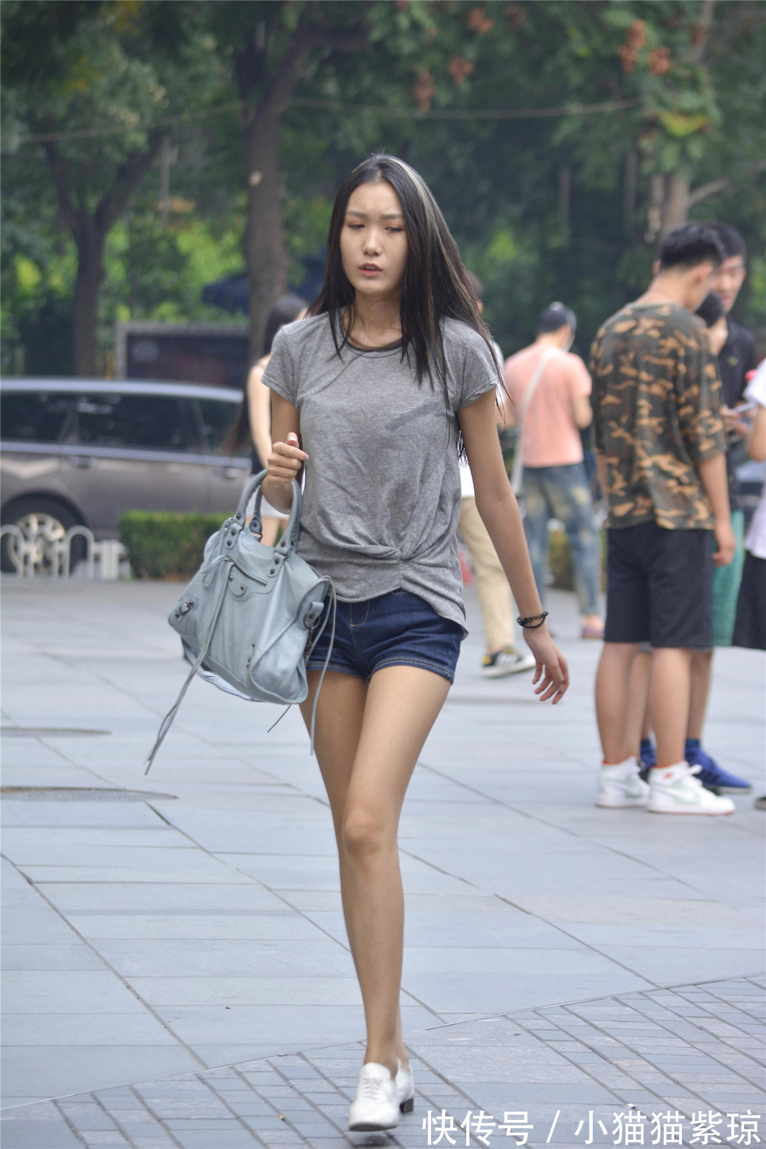 牛仔短裤 美女穿短裤搭配高跟凉鞋秀长腿,整体搭配很是魅力迷人