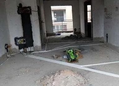 线管|工人把电线布得乱七八糟,邻居不但没生气,还夸奖他聪明