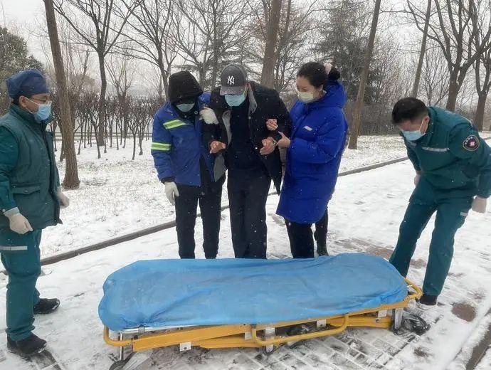 李大爷|骨科专家推荐“雪地滑倒自救指南”，超详细实用！