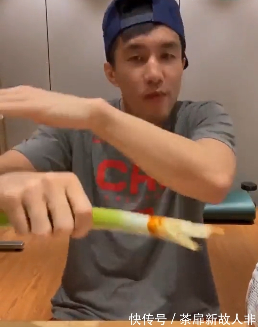 大葱蘸酱|重口味来了!郭艾伦晒出大葱蘸酱配小曲儿视频,边吃边嗨边摇摆