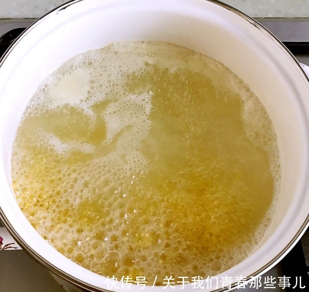  香浓|熬小米粥，最忌直接加水煮！学会4技巧，粥金黄香浓，黏稠米油厚
