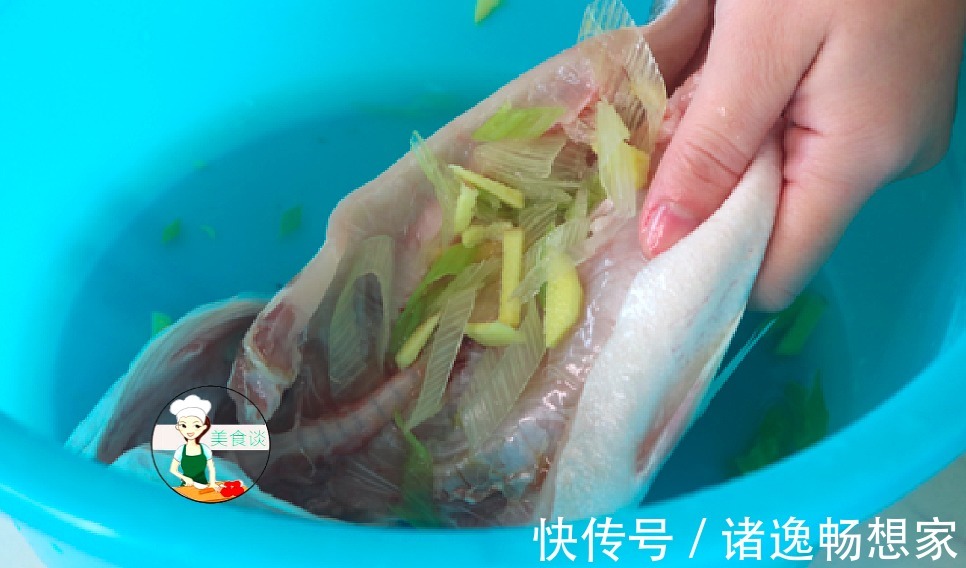 鲈鱼|清蒸鱼时，不能放盐和料酒，大厨教你蒸鱼3技巧，鱼肉鲜嫩不腥气