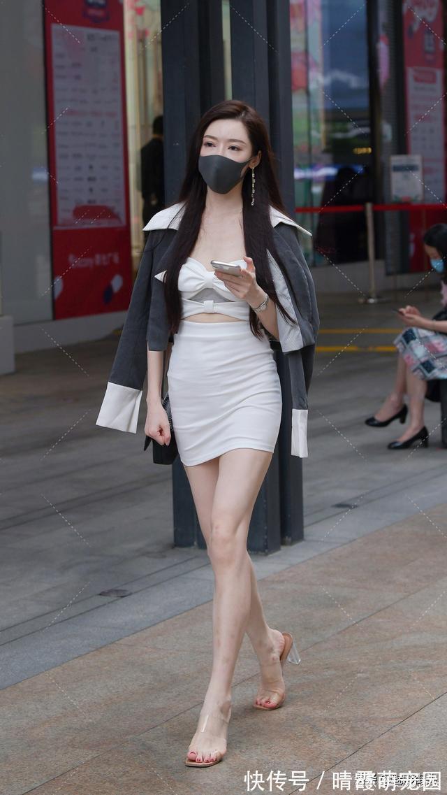 身材|下雨天穿吊带裙,建议搭配短款上衣,显身材还能穿出好衣品