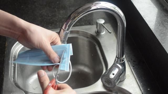 洗碗池上放个一次性口罩,这样用途太棒了,一年省下不少钱,实用