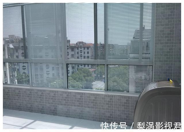 天花板|20W小县城三室二厅装修完毕，40平的大客厅和大露台，被吐槽像KTV