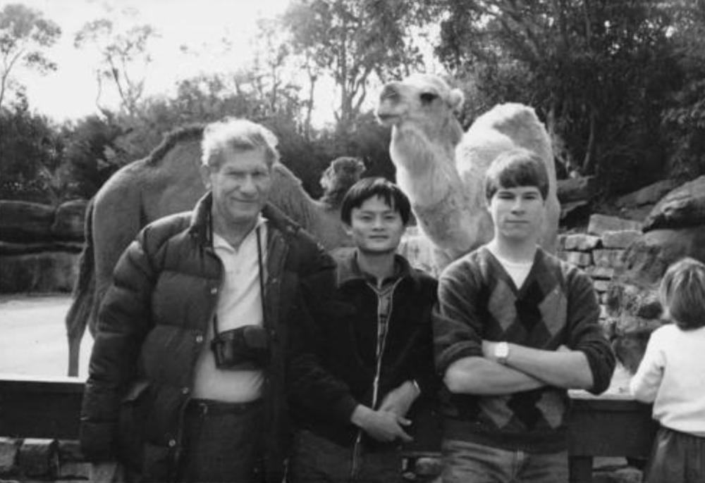 年前|35年前，一对父子每年资助马云400元上学，马云怎样报恩的？