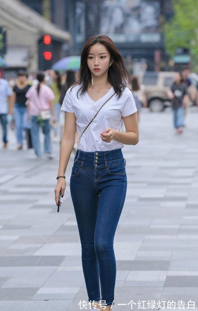 白下粉 短裤搭配白色上衣,时髦又好看,展现腿部线条之美!