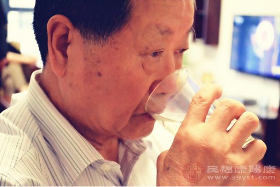 如何去老年眼袋