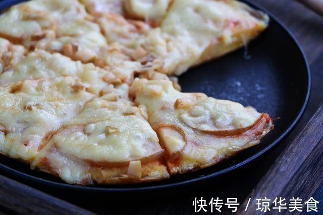 剩馒头新吃法，加4个鸡蛋搅一搅，出锅比披萨还好吃！做法还简单