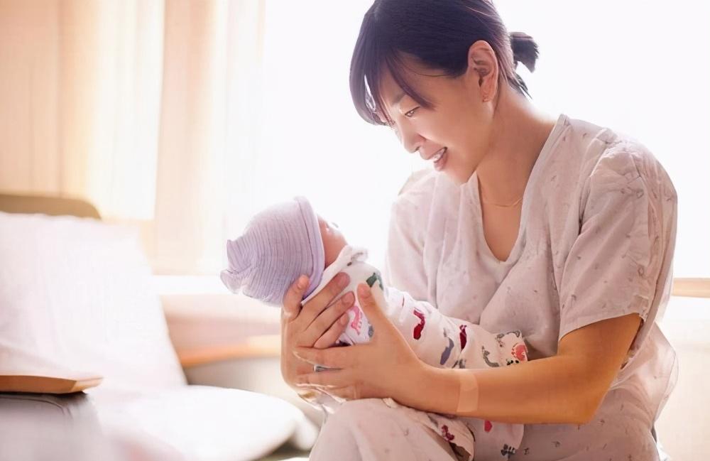 家长|错误的抱姿，很可能让宝宝变成“歪脖子”，3种姿势要注意