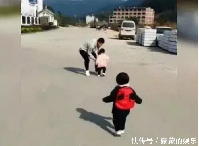 女儿|爸爸去接女儿放学,故意抱错小孩假装回家,女儿的做法太解气了