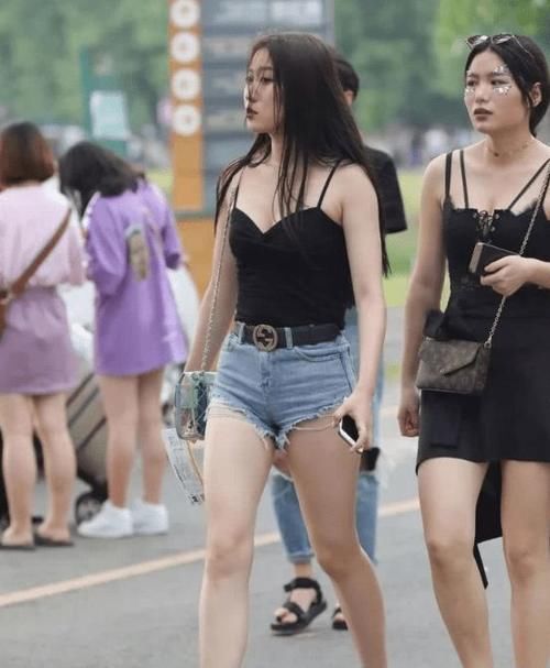 牛仔裤|紧身的白色T恤衫，搭配灰色短裙，真是太性感了！