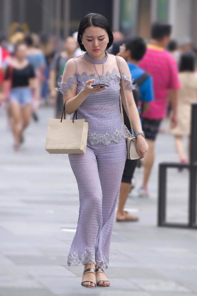 气质型微胖女孩,解锁淡紫色套装,清凉又酷炫!