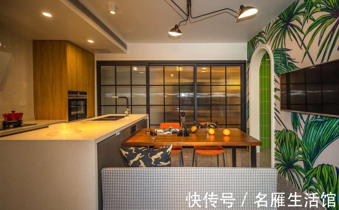 中岛台|要我说，厨房里加个岛台，一侧留空连着吧台，能收纳能用餐！实用