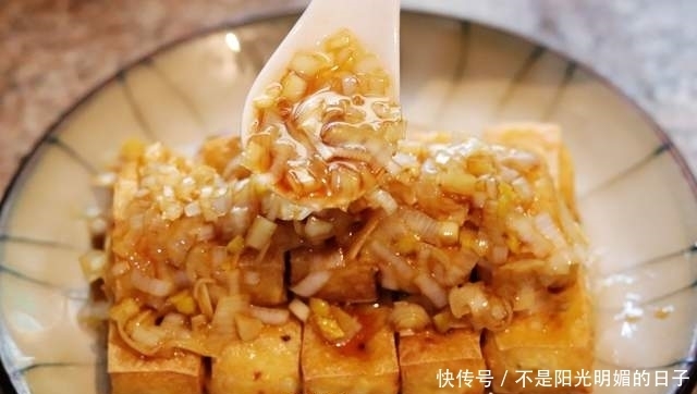 豆腐炸一炸,再和大葱拌一拌,没想到这么好吃,上桌惊艳了全家人