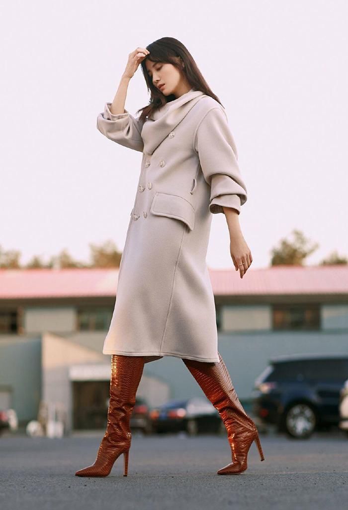 秋冬外套买啥颜色不容易过时？试试这4种“经典色”，高级又显白