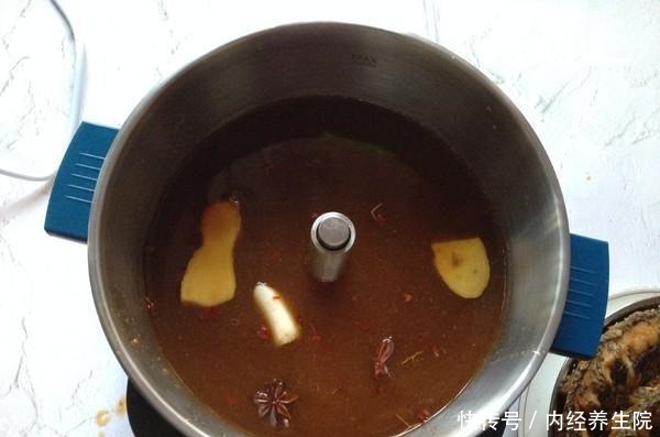 鱼刺卡在喉咙里,吞米饭喝醋都不行,教你这2招,鱼刺自己跑出来