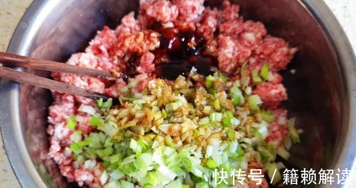 包白菜饺子,记住老师傅的“2放2不放”,饺子鲜嫩多汁,特好吃