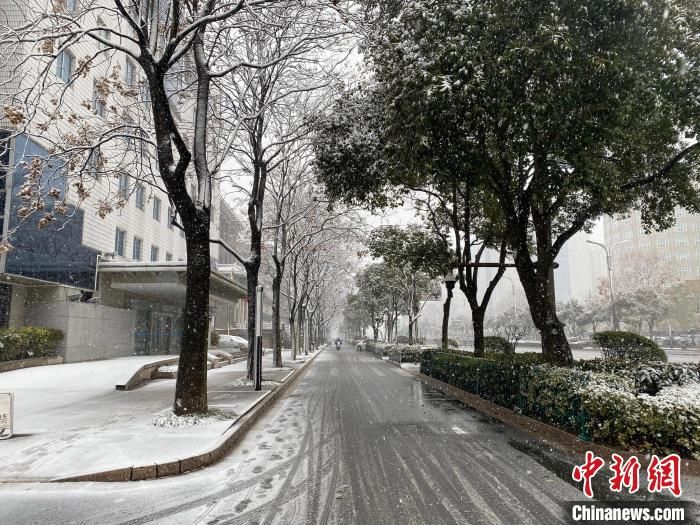 首场|虎年首场大雪如期而至 古城扬州银装素裹