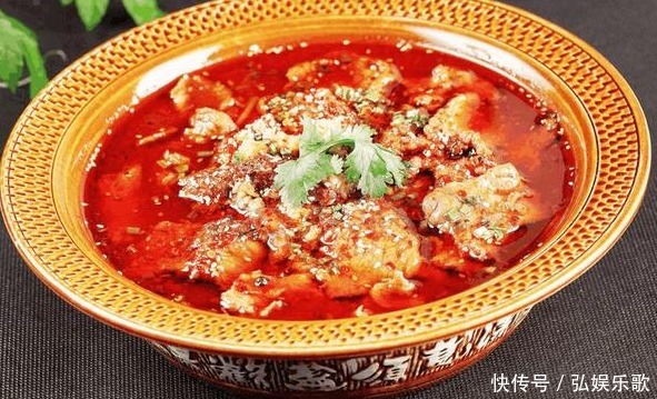 这菜比火锅还过瘾,香辣滑嫩配菜丰富,游客既饱口福还暖身体
