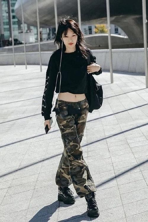 小姐姐卫衣搭配工装裤，时尚又干练