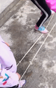 |搞笑趣图:为了给闺蜜拍个照,妹子也是够拼了