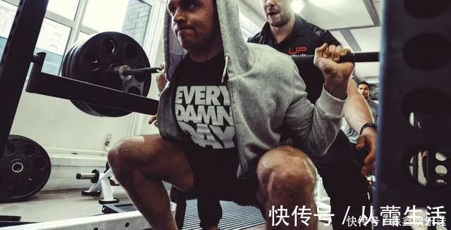 脚尖|深蹲脚尖到底该朝哪个方向?如果你不是天赋异禀,那就别乱来