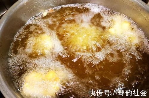 炸鱼时,有人用淀粉,有人用面粉,大厨都错了这才是正确做法