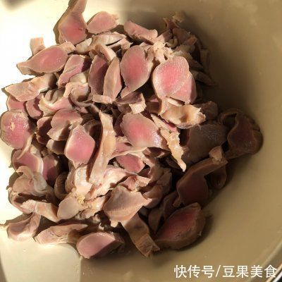 辣炒鸡胗一天不吃就馋，几块钱一斤，特美味