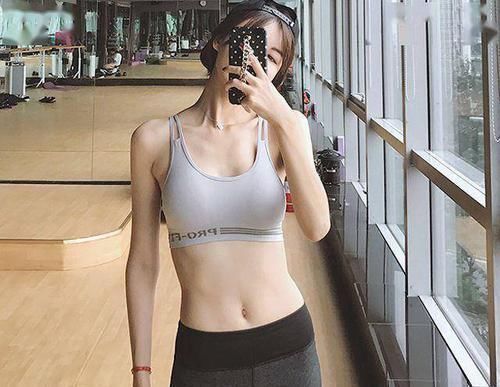 紧身打底裤 小姐姐爱穿紧身打底裤,柔软细腻的穿着非常显高,很有时尚感