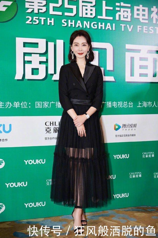 真正有品位的女人,入秋已经穿上了“西装裙”,挡不住的知性范儿