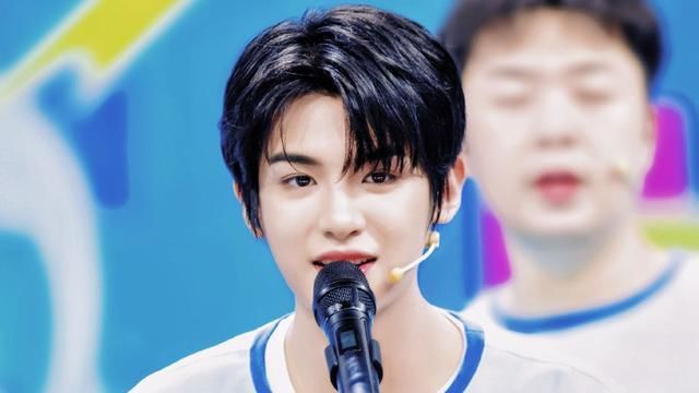  宠爱|同是乐华主持人，王一博冷漠脸被哥哥宠爱，他艺能满分却“镶边”