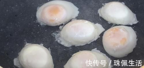 荷包蛋直接下锅煮就废了可惜知道的人不多,这样做完整又不散花