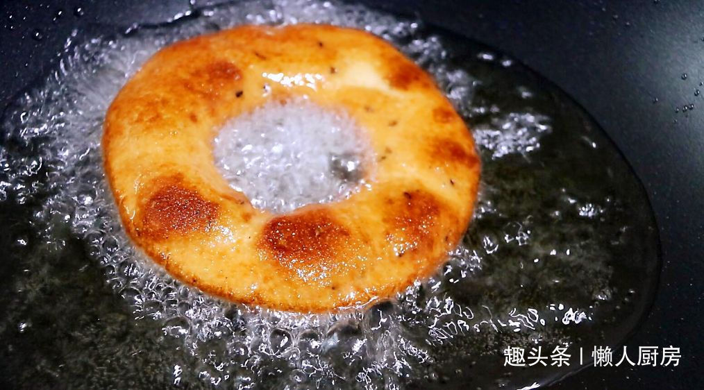 不用面粉,教你用这种粉做炸米圈,口感完全不一样,外脆里软