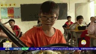 老师|暖！男老师自学两年帮女孩们扎头发，获颁“最佳梳头奖”