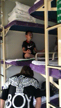 |搞笑GIF:姑娘 能不能告诉我你是怎样坐进去的