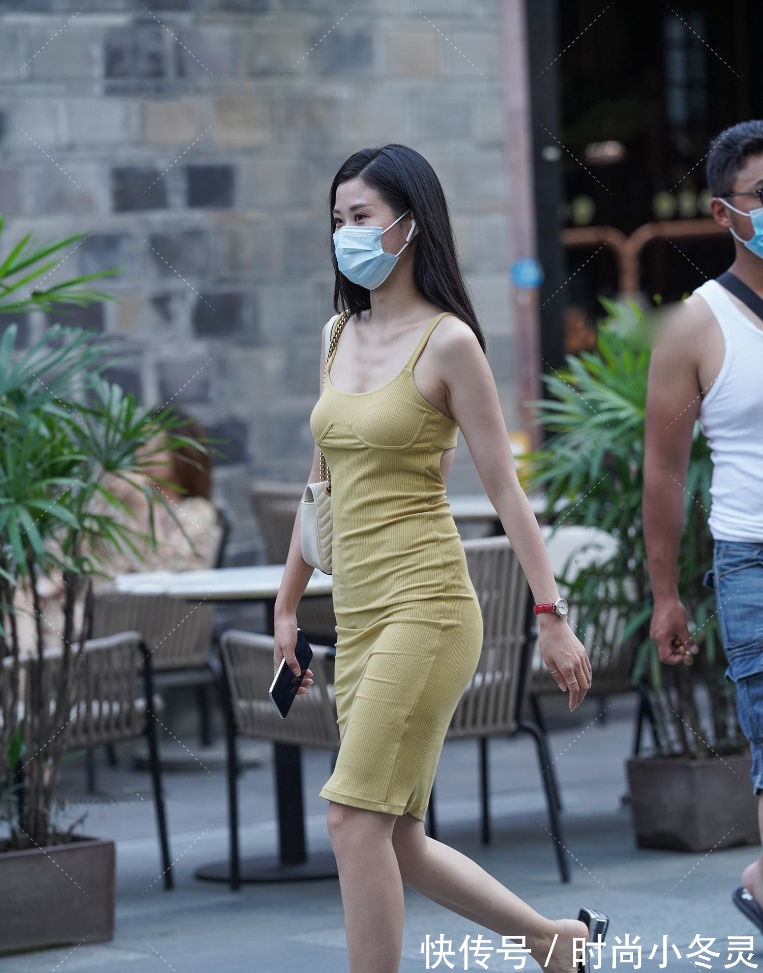 背面|黄灰色裹身裙走“怀旧风格”，白色包包美的出众，背面设计简约大方又时尚