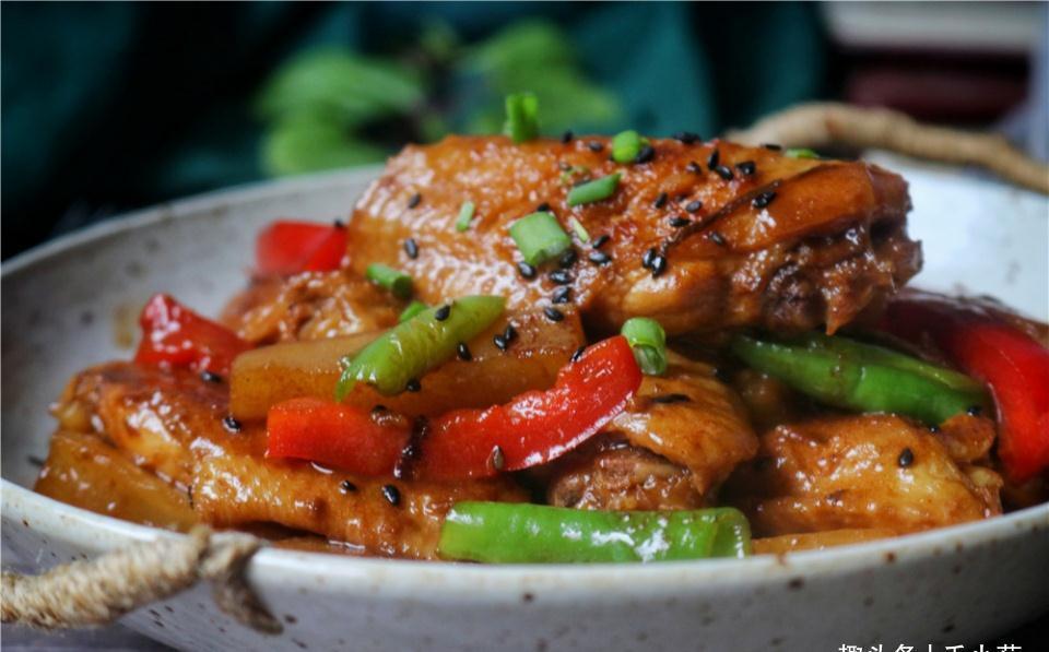 天气转冷,别忘了吃秋天第一菜,炖鸡翅营养美味,贴秋膘首选