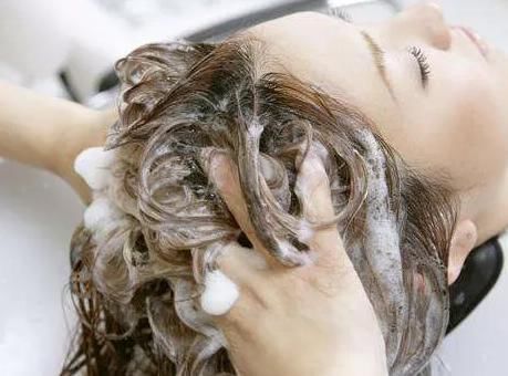不想让头发变“大油田”?洗头时戒掉这3习惯,发质或会“越来越好”