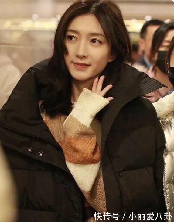 白富美|江疏影颜值真抗打,穿黑色羽绒服简约又甜美,素颜简直像漫画女主