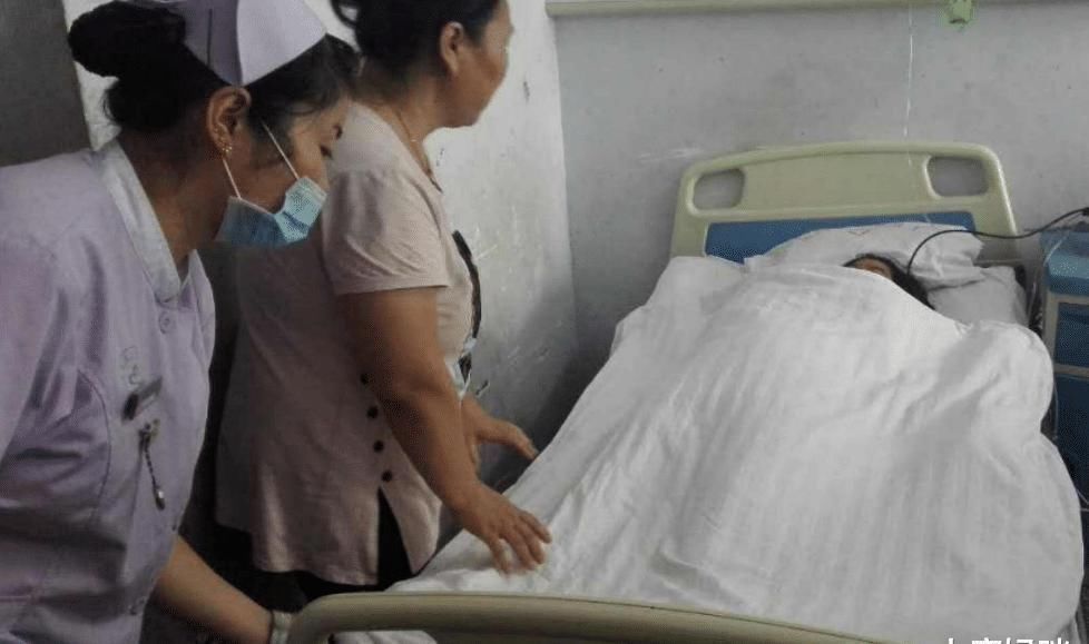 同卵双胞胎|刚生下2个娃,正当家人庆祝是“双胞胎”,护士说破:不是双胞胎