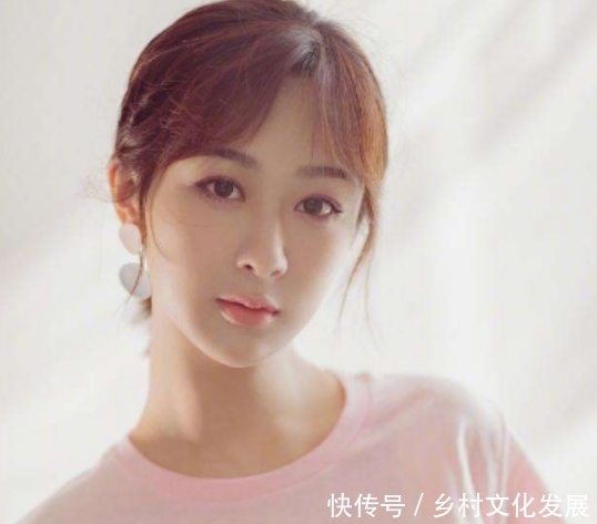 杨紫现身整形美容医院惹非议 工作人员回应 正常护肤而已 快资讯
