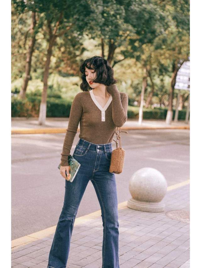 穿搭|秋季保暖怎么穿?不如试一试针织衫+牛仔裤,复古时髦又舒适