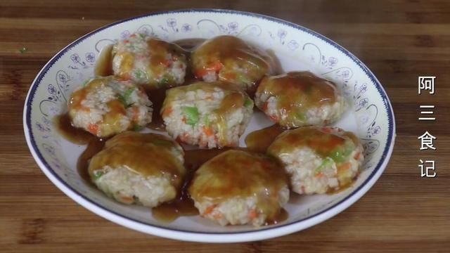  莲藕别再炖汤了，教你1个新做法，比吃肉都香，上桌连汤汁都不剩