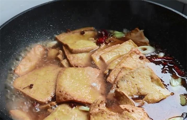 豆腐教你特色新吃法，酱香味十足，刚上桌就被抢着吃，实在太香了