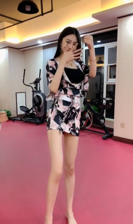 穿着|穿着包臀裙来健身房,这不合适吧!