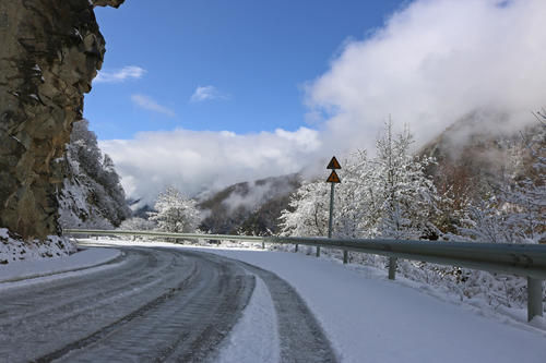 单人单车独闯夹金山 谁说两驱车不能挑战冰雪路